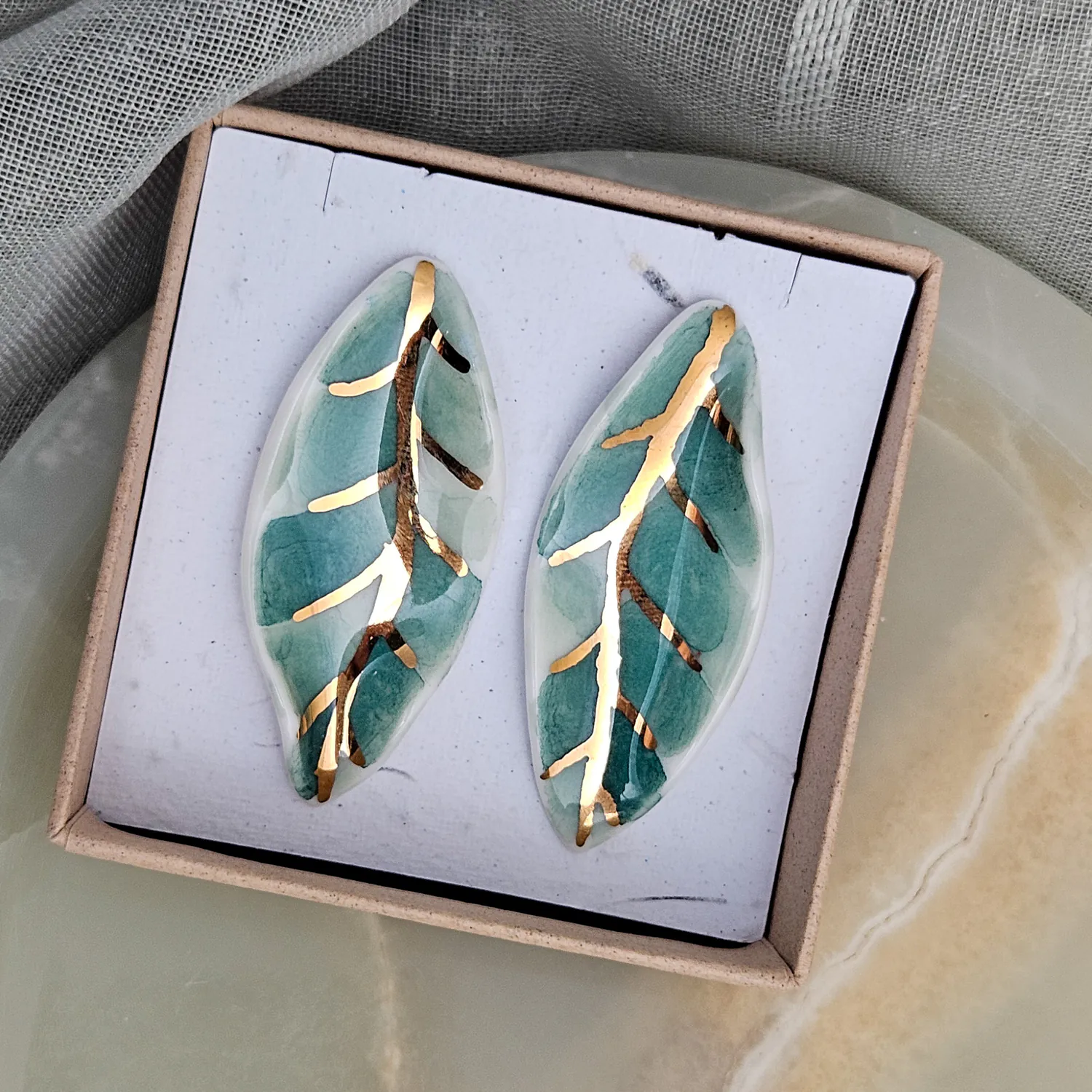 Porcelain stick-earrings - green leaf with gold - Image 5