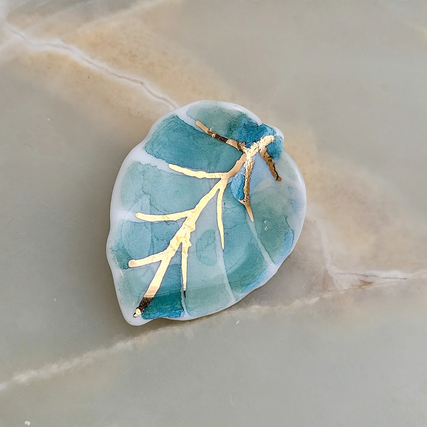 Porcelain brooch - green leaf with gold - Image 2