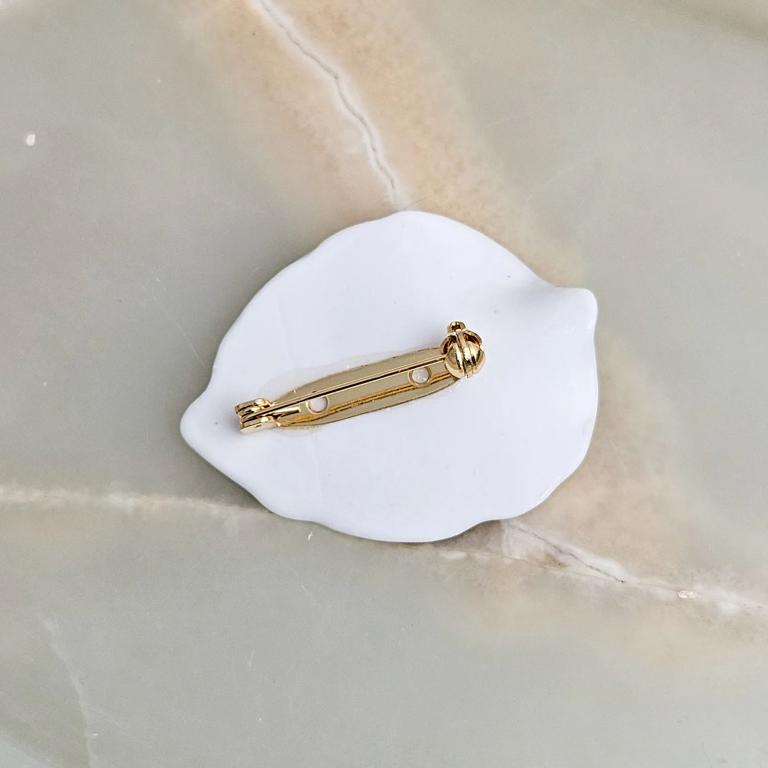 Porcelain brooch - green leaf with gold - Image 3