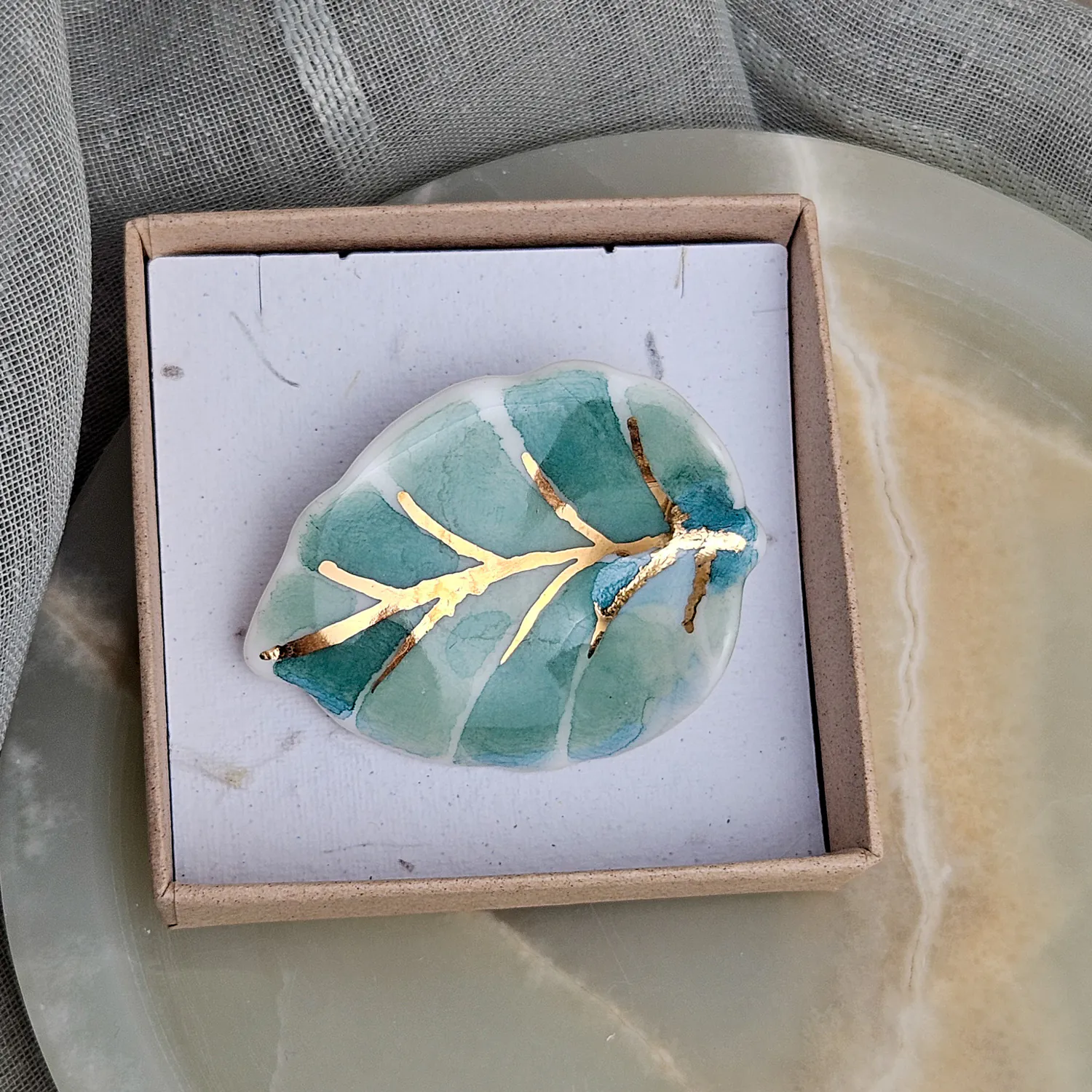 Porcelain brooch - green leaf with gold - Image 4