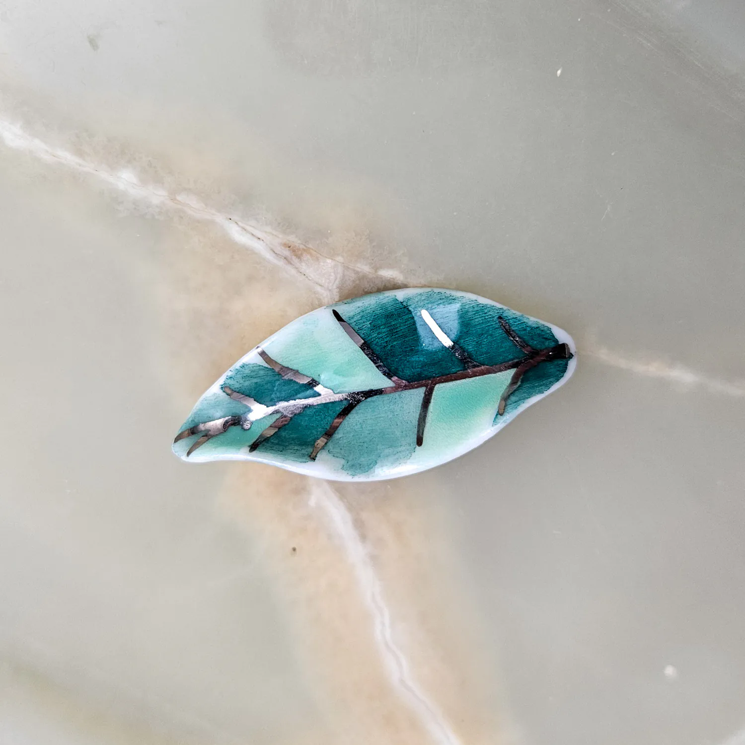 Fine ceramic fine ceramic porcelain brooch - green leaf with silver accents (white gold)