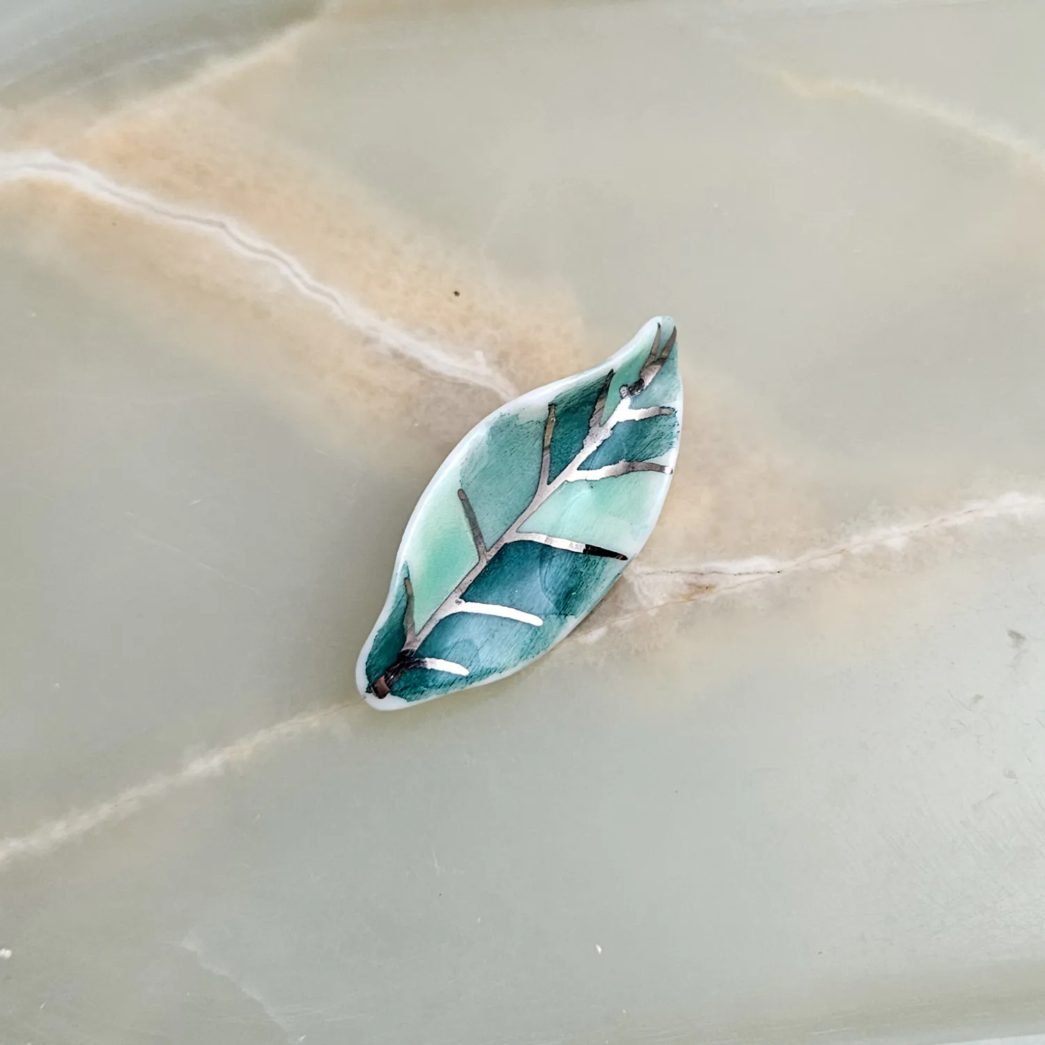 Fine ceramic fine ceramic porcelain brooch - green leaf with silver accents (white gold) - Image 2