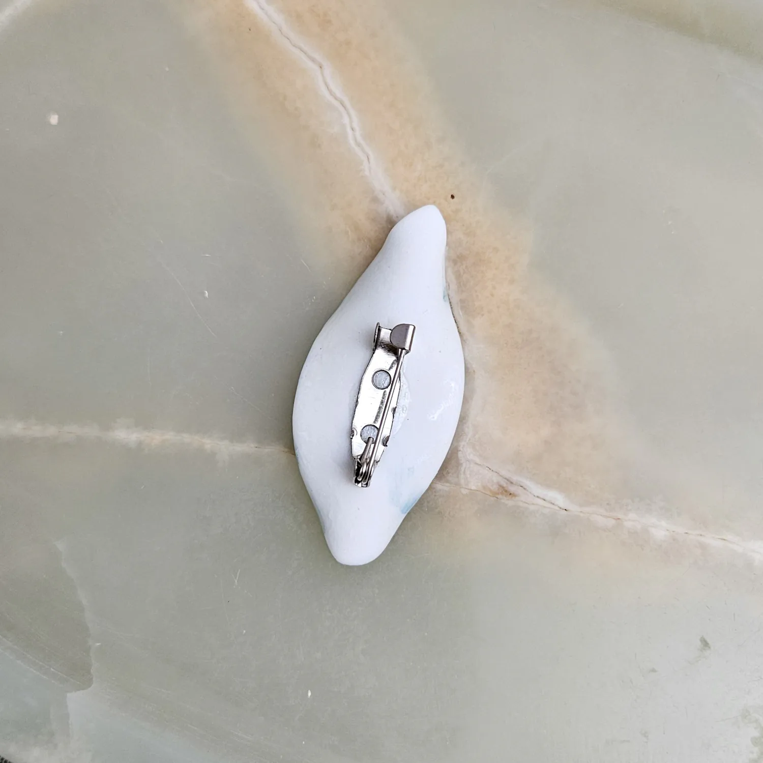 Fine ceramic fine ceramic porcelain brooch - green leaf with silver accents (white gold) - Image 3