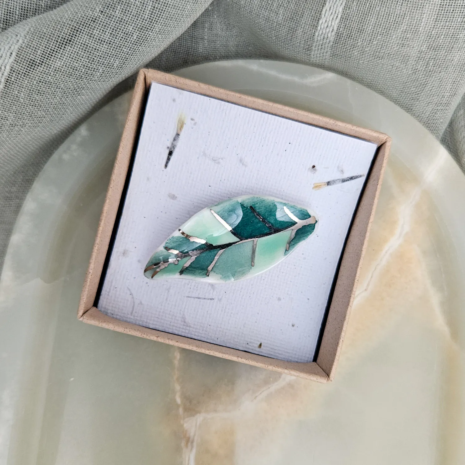 Fine ceramic fine ceramic porcelain brooch - green leaf with silver accents (white gold) - Image 4