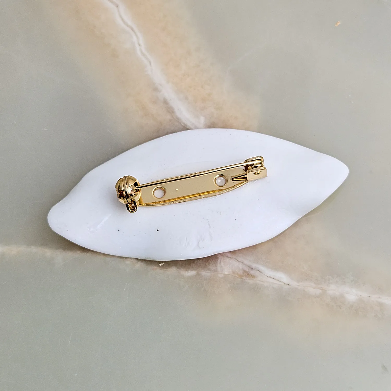 Porcelain brooch - autumn leaf with gold - Image 3