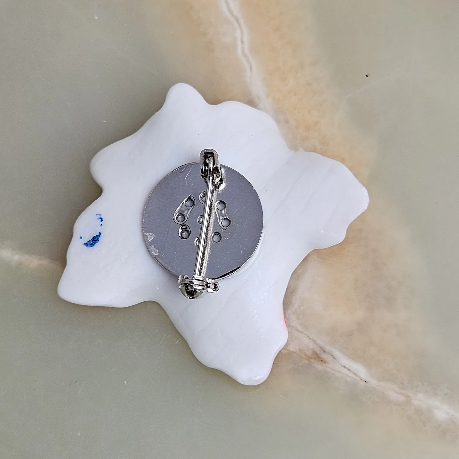 Fine ceramic fine ceramic porcelain brooch - autumn leaf with silver accents (white gold) - Image 3