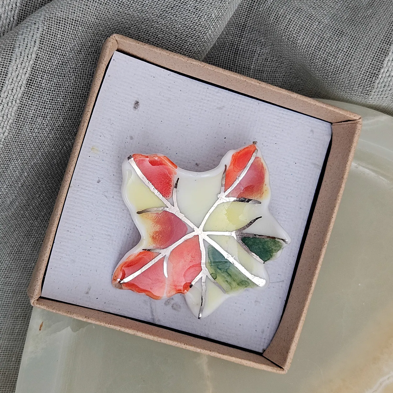 Fine ceramic fine ceramic porcelain brooch - autumn leaf with silver accents (white gold) - Image 4