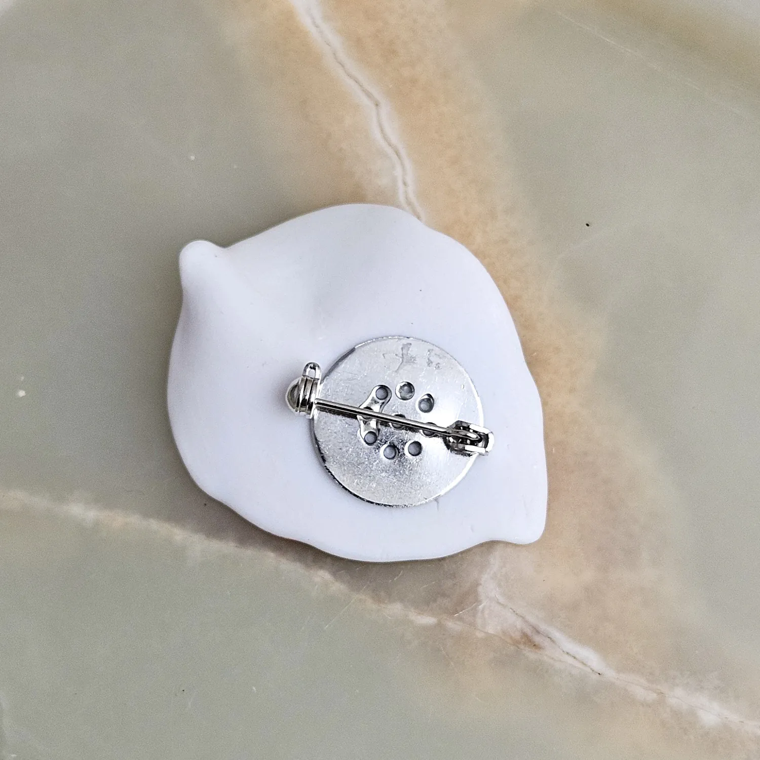 Fine ceramic fine ceramic porcelain brooch - autumn leaf with silver accents (white gold) - Image 3