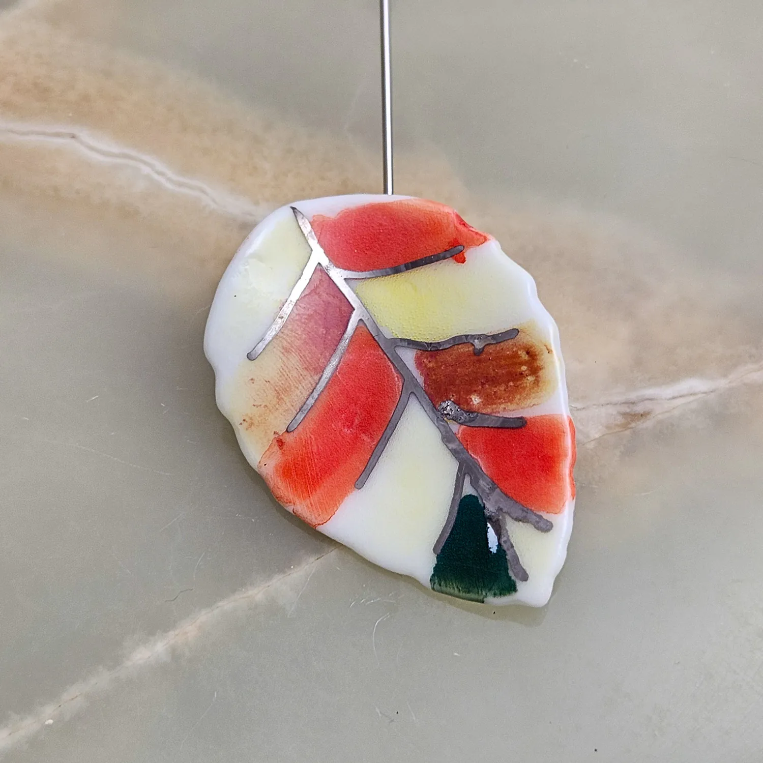 Fine ceramic fine ceramic porcelain brooch - autumn leaf with silver accents (white gold) - Image 2