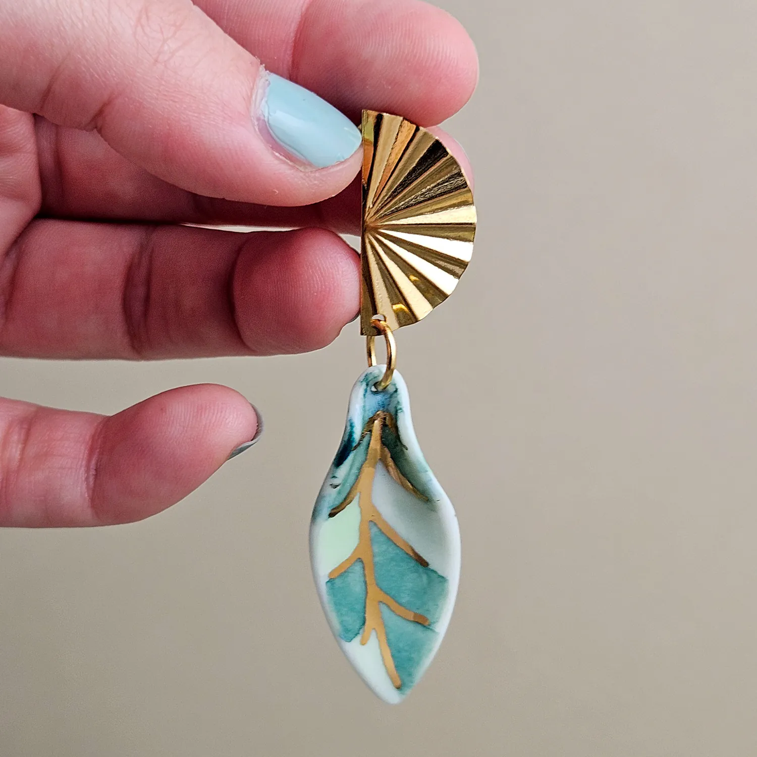 Hanging porcelain earrings - green leaf with gold - Image 5