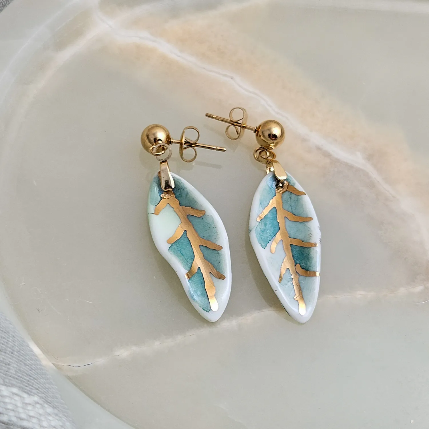 Hanging porcelain earrings - green leaf with gold - Image 2
