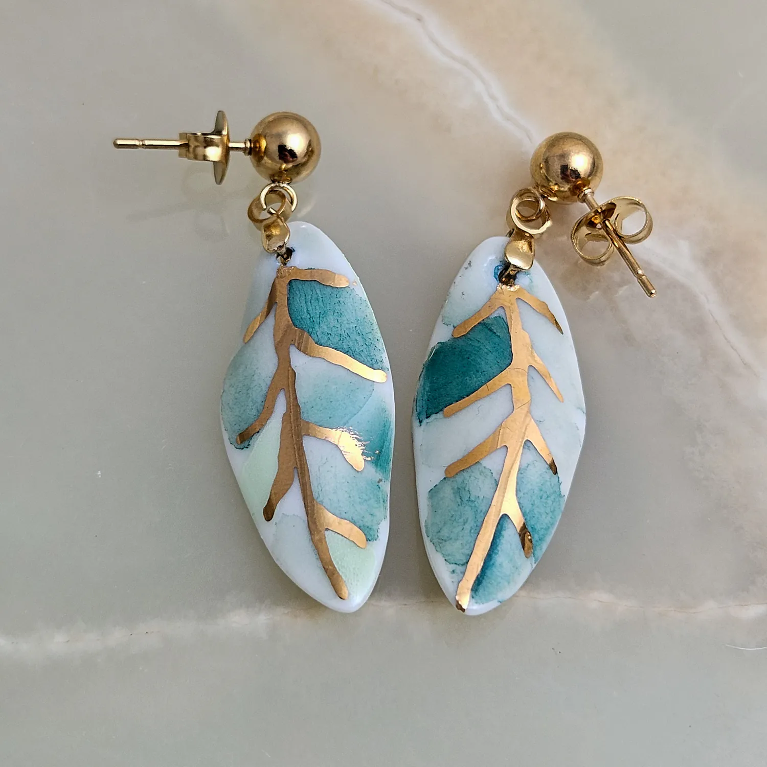 Hanging porcelain earrings - green leaf with gold - Image 3