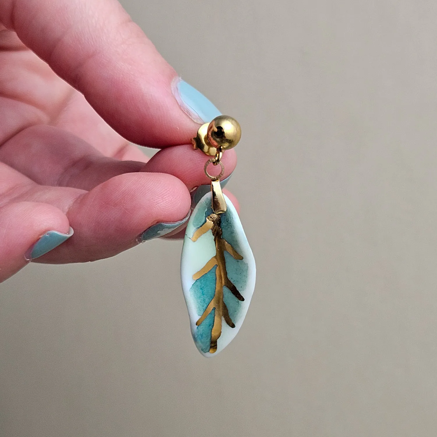 Hanging porcelain earrings - green leaf with gold - Image 4