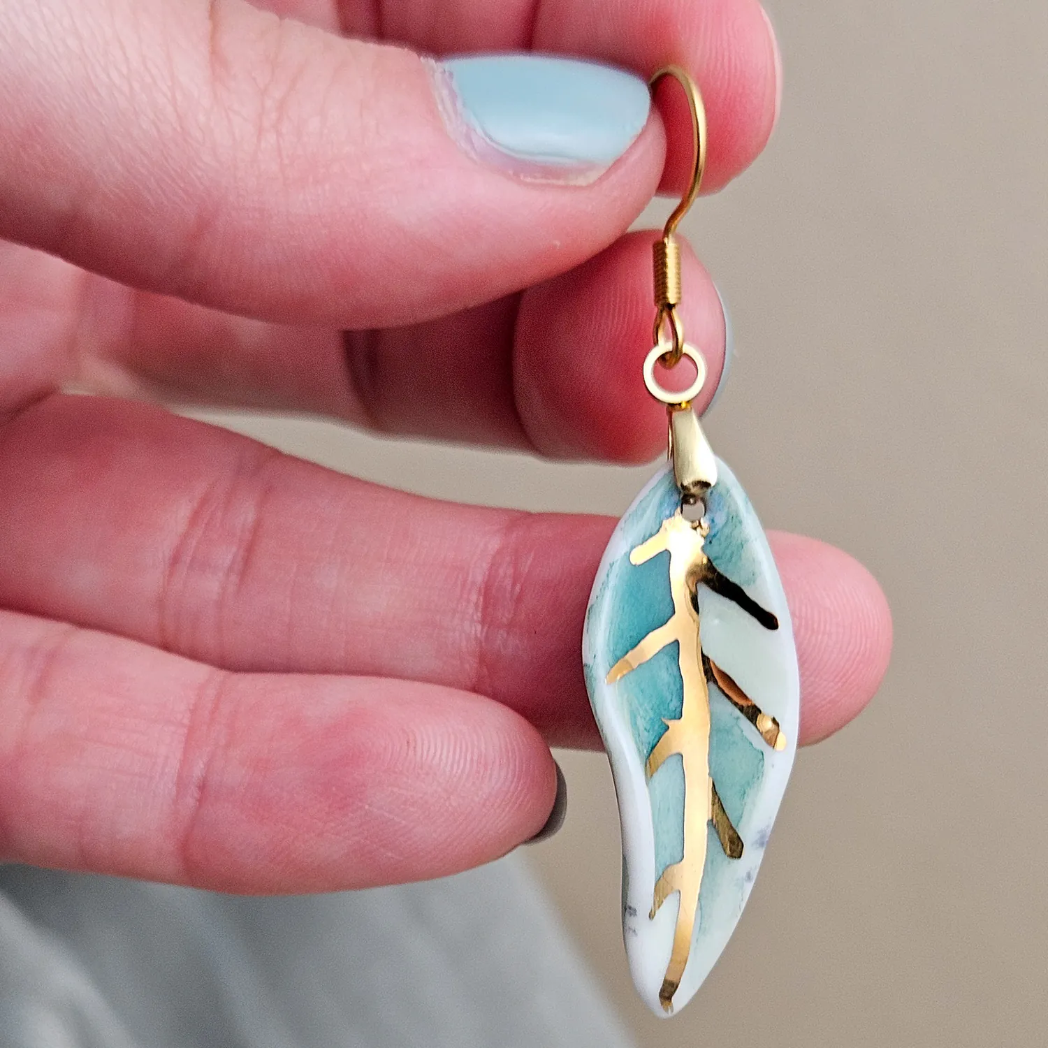Hanging porcelain earrings - green leaf with gold - Image 4