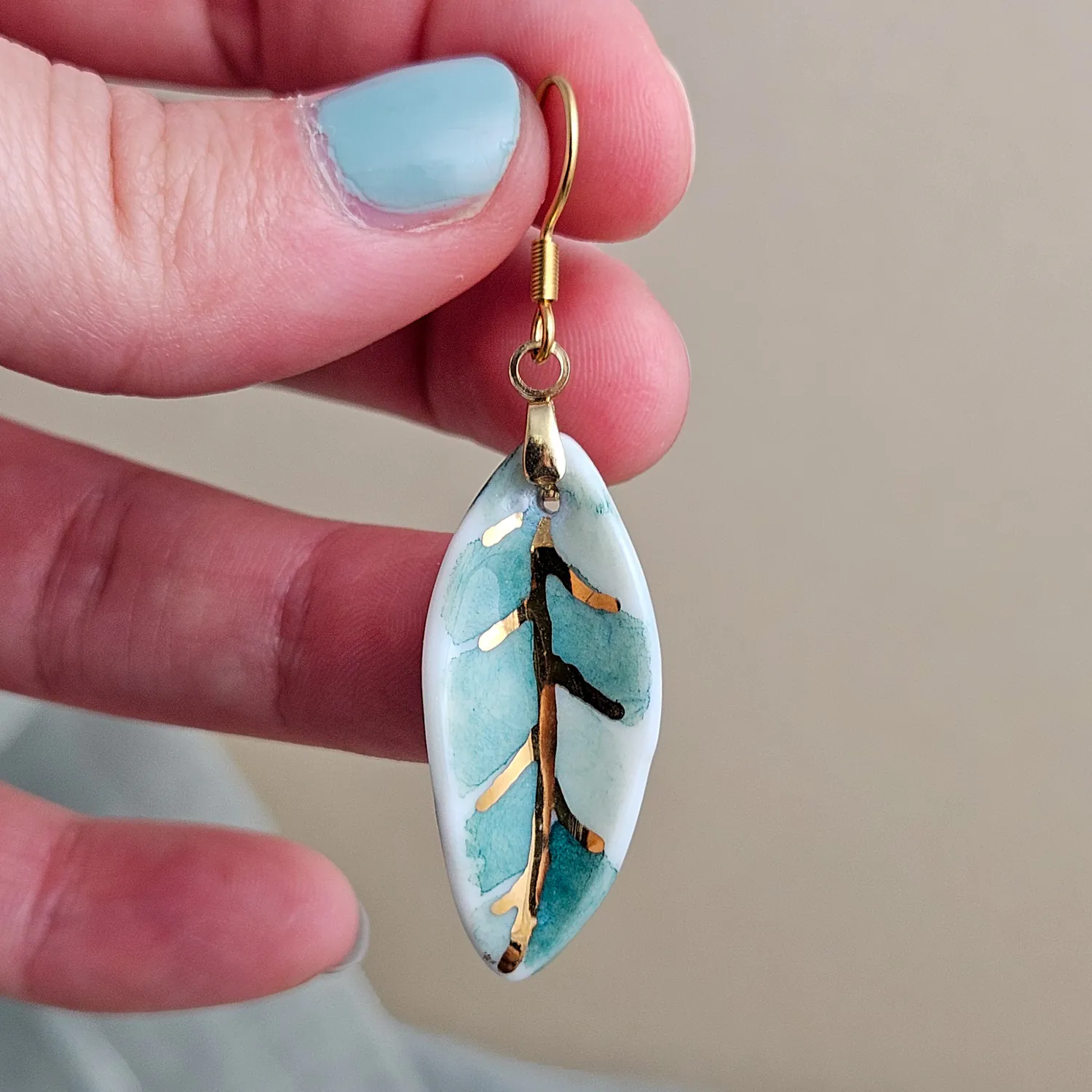 Hanging porcelain earrings - green leaf with gold - Image 4