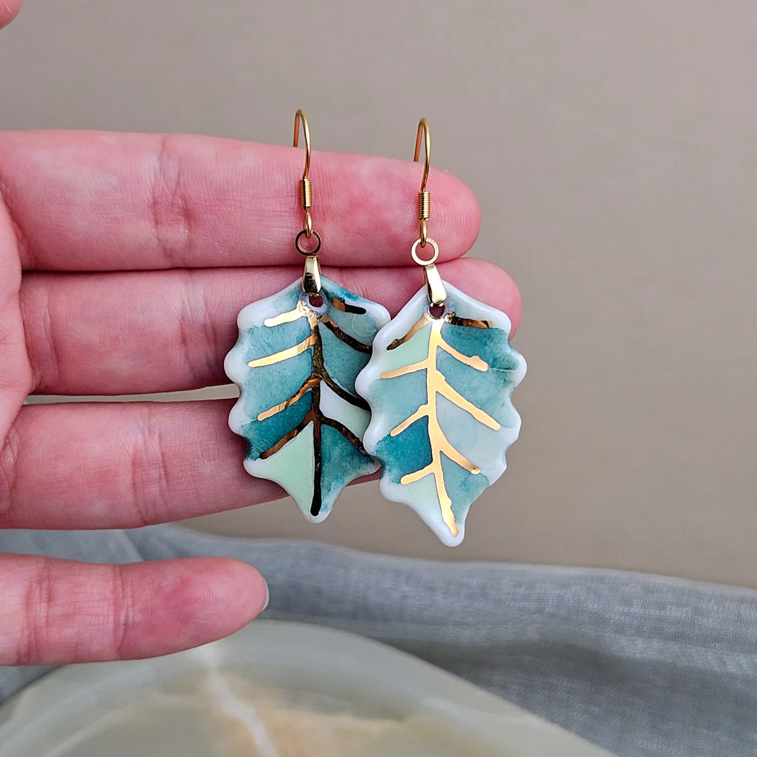 Hanging porcelain earrings - green leaf with gold - Image 4