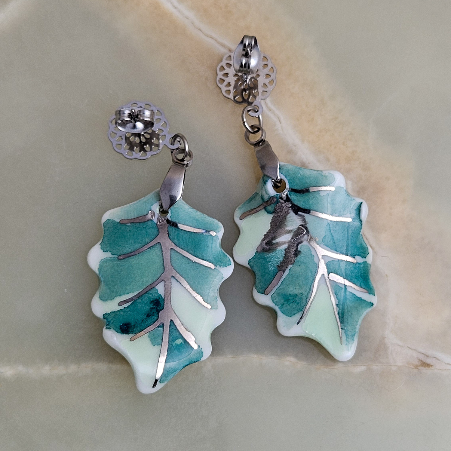 Dangle fine ceramic porcelain designer earrings - green leaf with silver accents (white gold) - obrazek 3