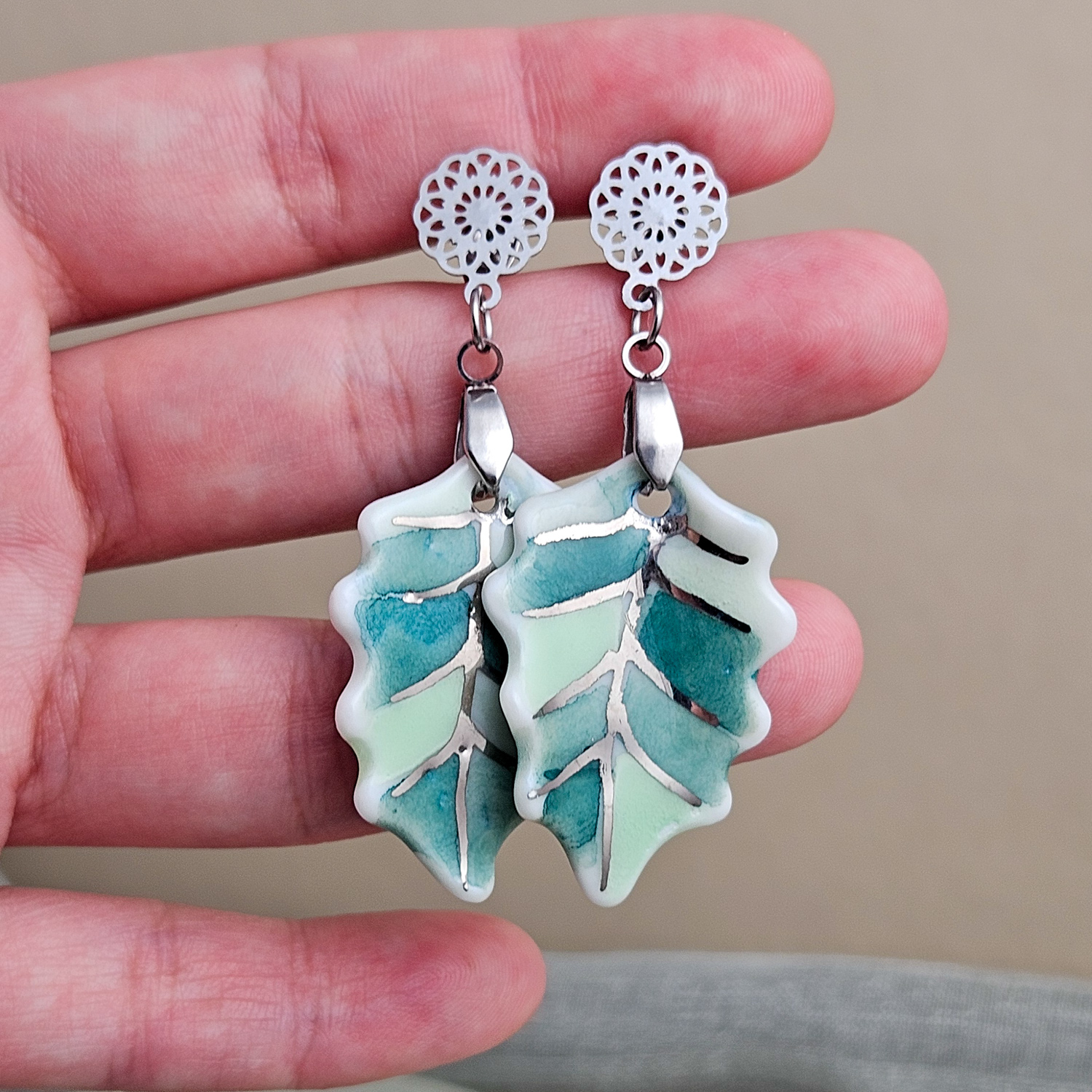 Dangle fine ceramic porcelain designer earrings - green leaf with silver accents (white gold) - obrazek 4