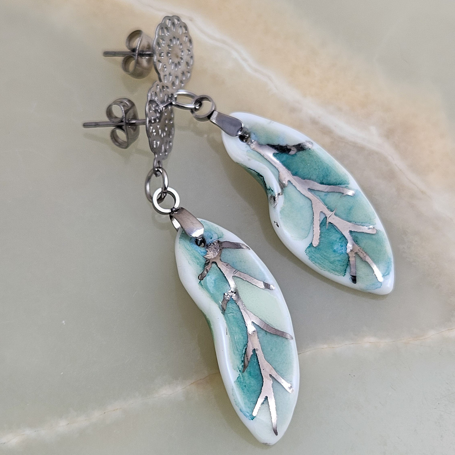 Dangle fine ceramic porcelain designer earrings - green leaf with silver accents (white gold) - obrazek 2