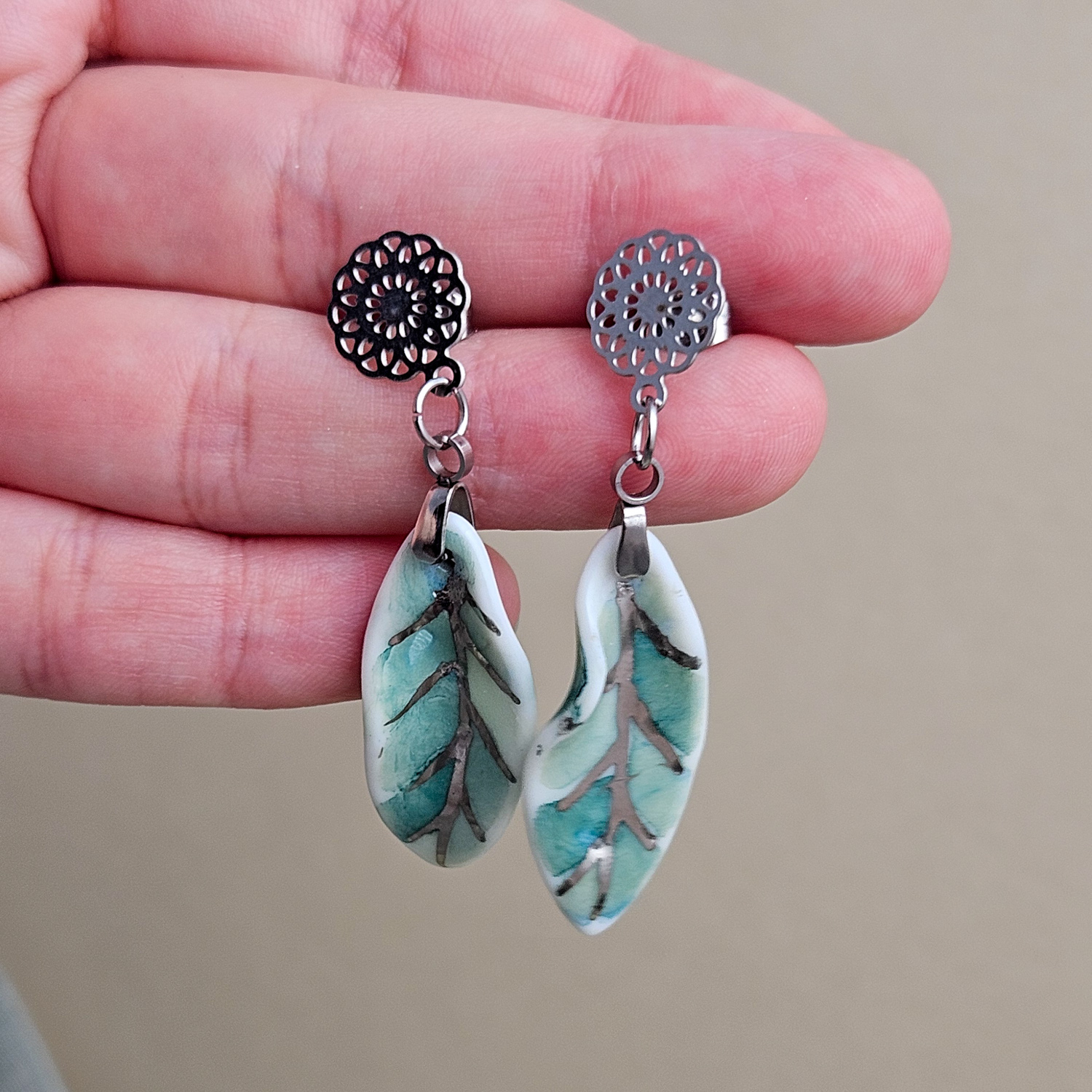 Dangle fine ceramic porcelain designer earrings - green leaf with silver accents (white gold) - obrazek 3