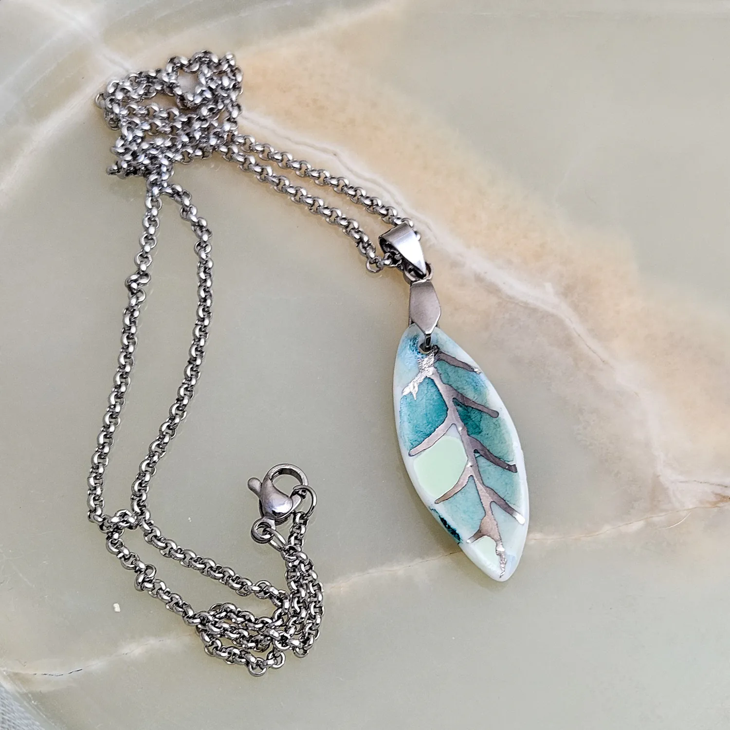 Fine ceramic fine ceramic porcelain designer necklace - green leaf with silver accents (white gold) - Image 2
