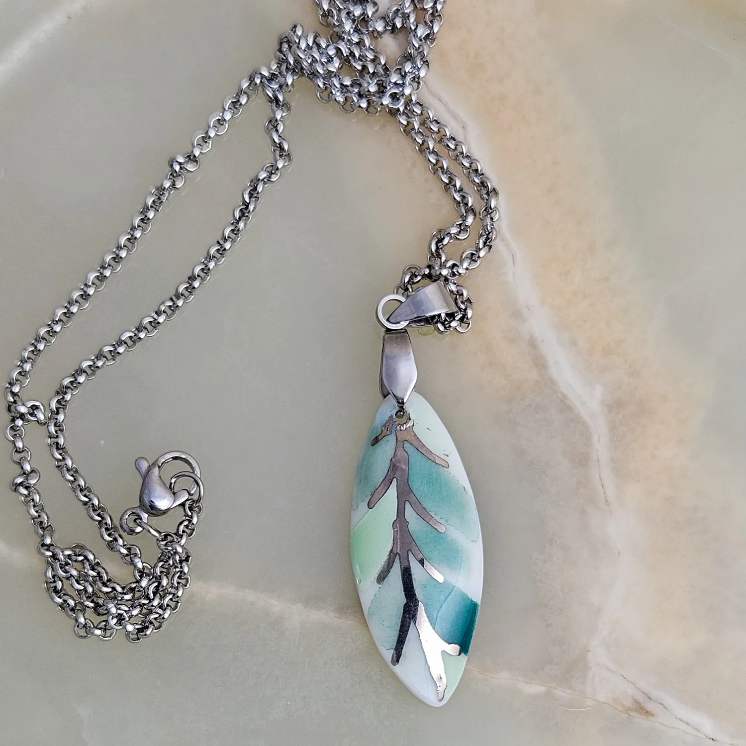Fine ceramic fine ceramic porcelain designer necklace - green leaf with silver accents (white gold) - Image 3
