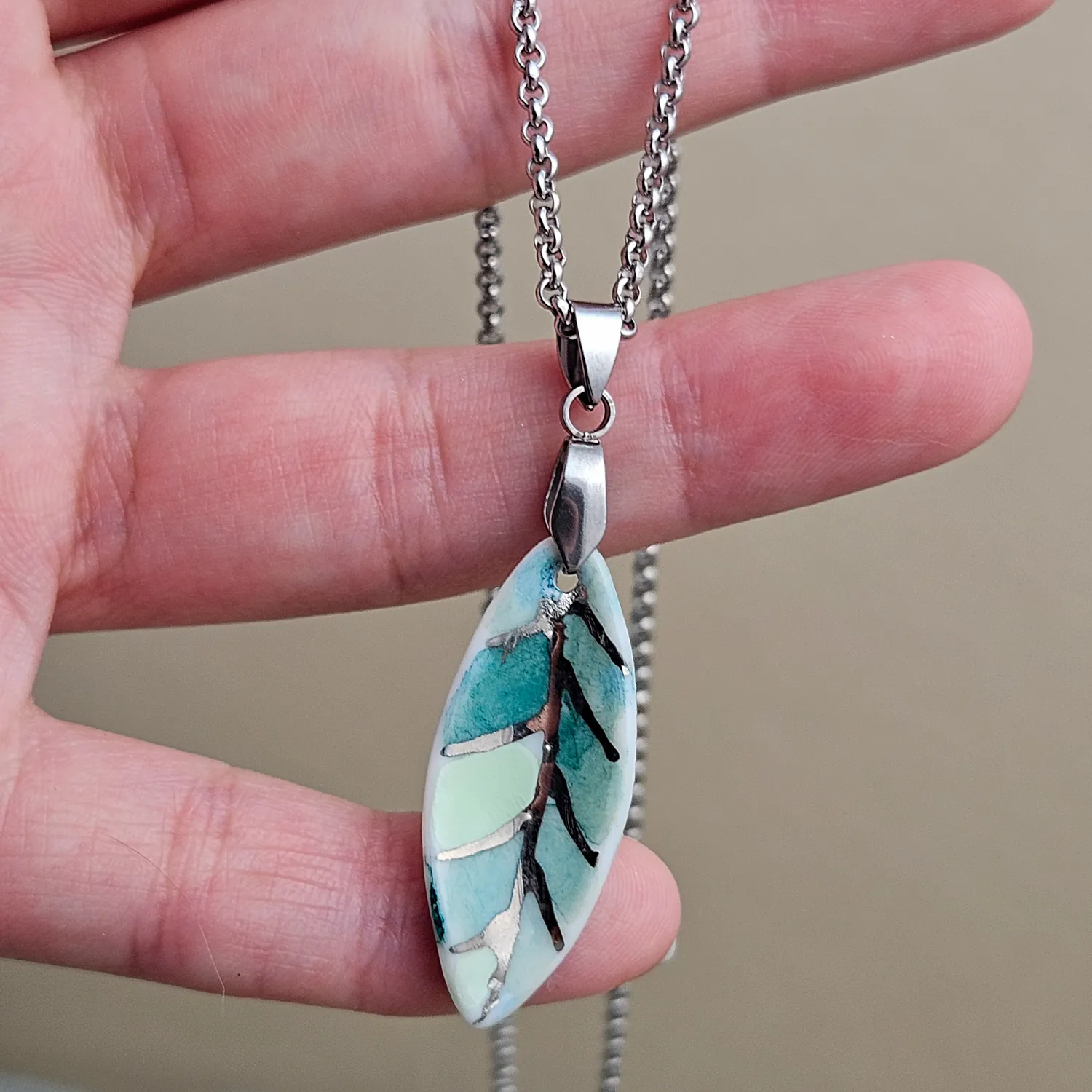 Fine ceramic fine ceramic porcelain designer necklace - green leaf with silver accents (white gold) - Image 4