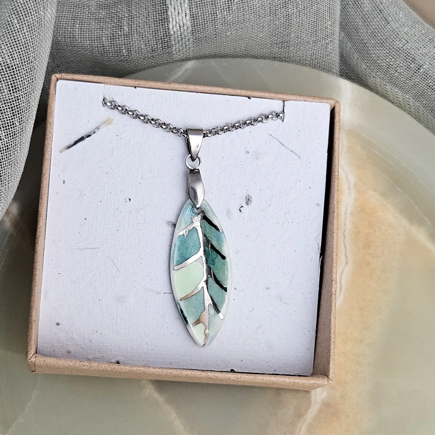 Fine ceramic fine ceramic porcelain designer necklace - green leaf with silver accents (white gold) - Image 5