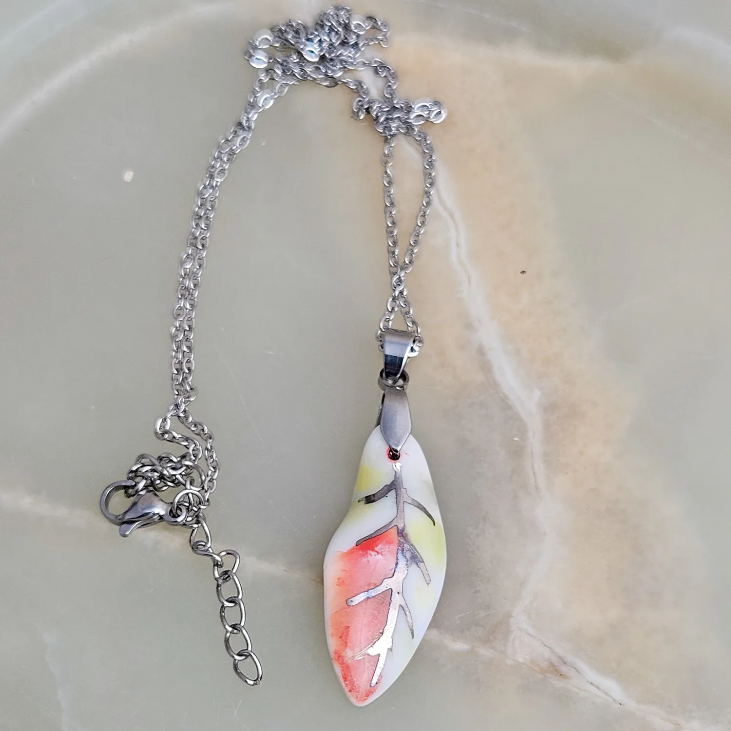 Fine ceramic fine ceramic porcelain designer necklace - autumn leaf with silver accents (white gold) - Image 3