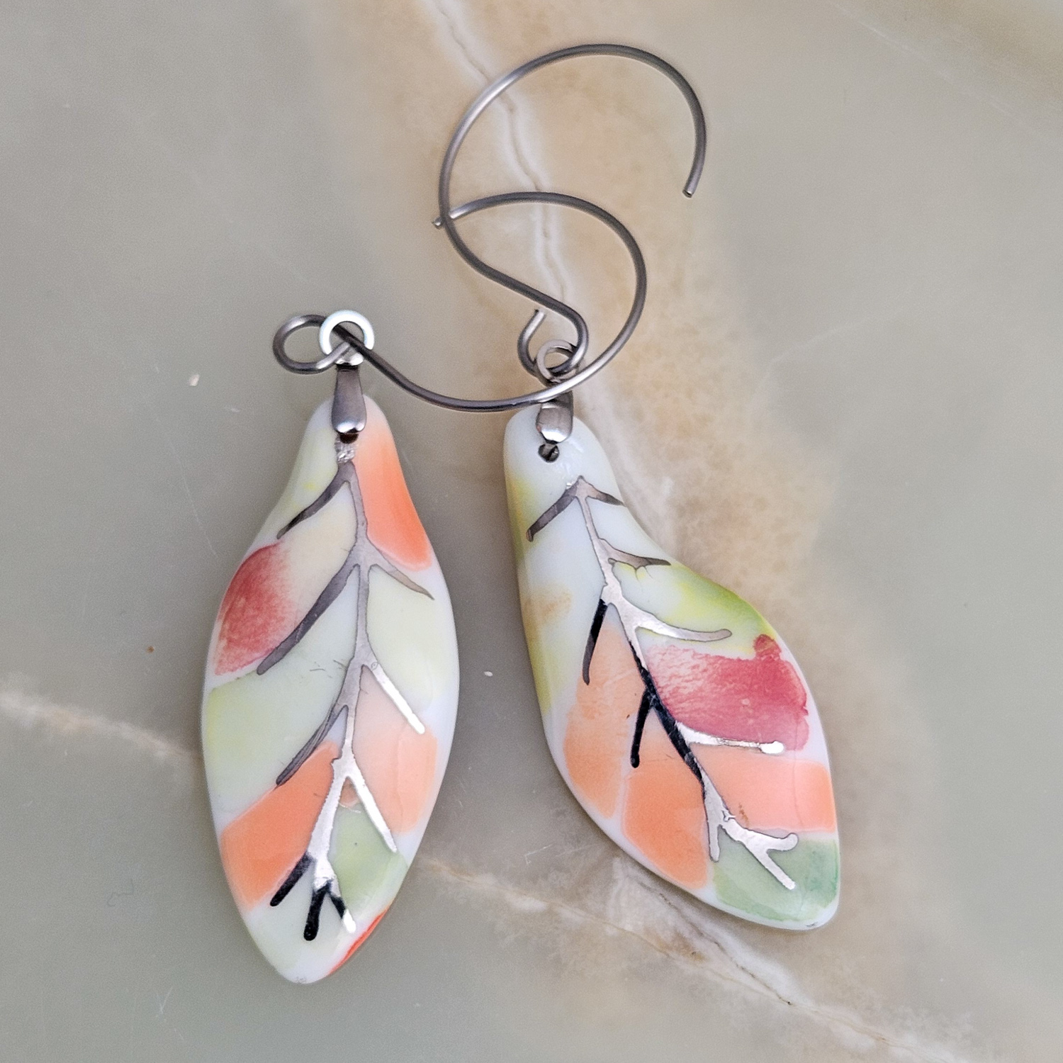 Dangle fine ceramic porcelain designer earrings - autumn leaf with silver accents (white gold) - obrazek 3