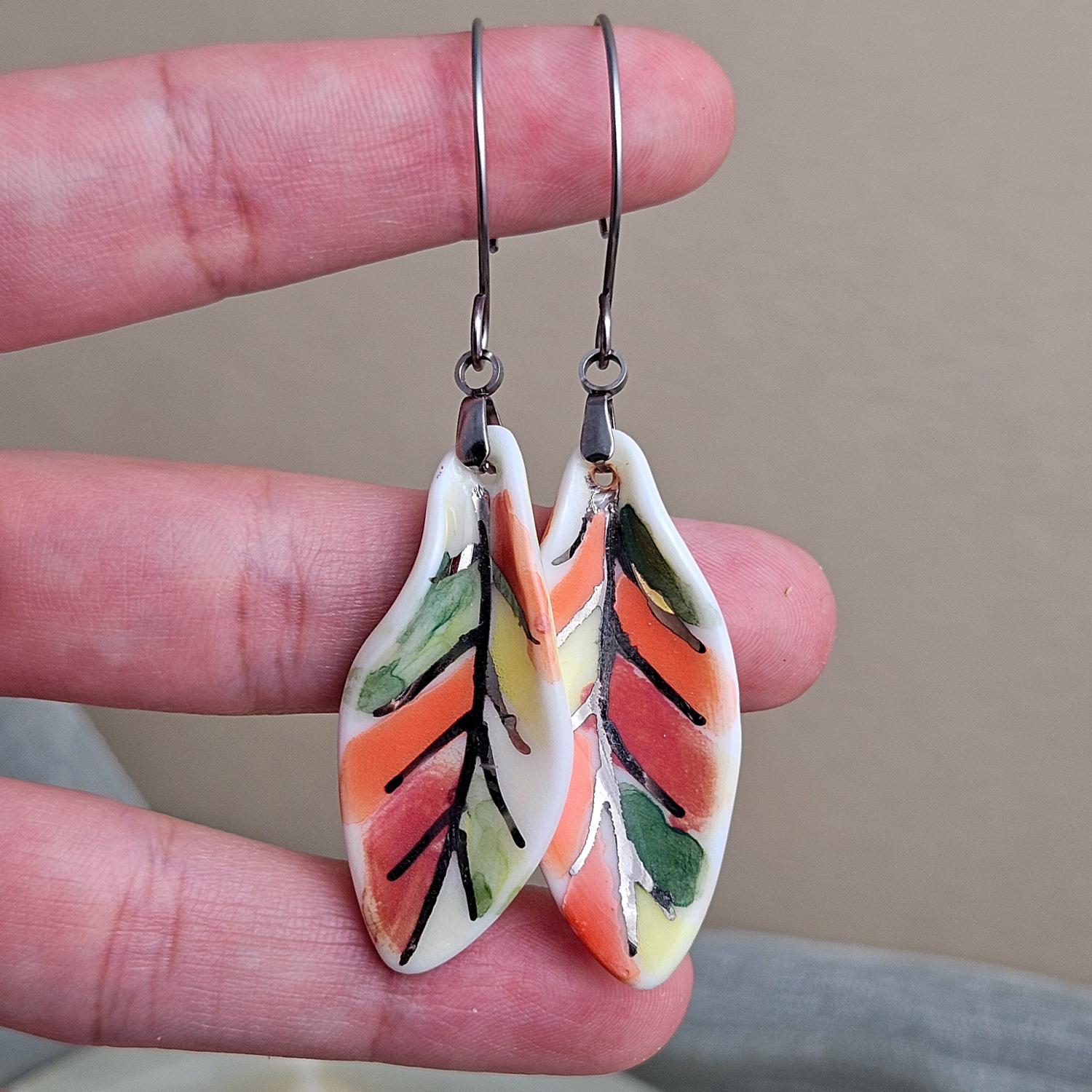 Dangle fine ceramic porcelain designer earrings - autumn leaf with silver accents (white gold) - obrazek 4