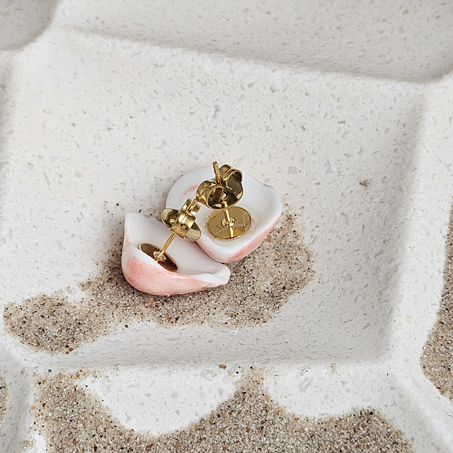 Rose pink fine ceramic porcelain hypoallergenic stud designer earrings for sensitive ears - authentic Mediterranean shell imprints with 22k gold plating - obrazek 3