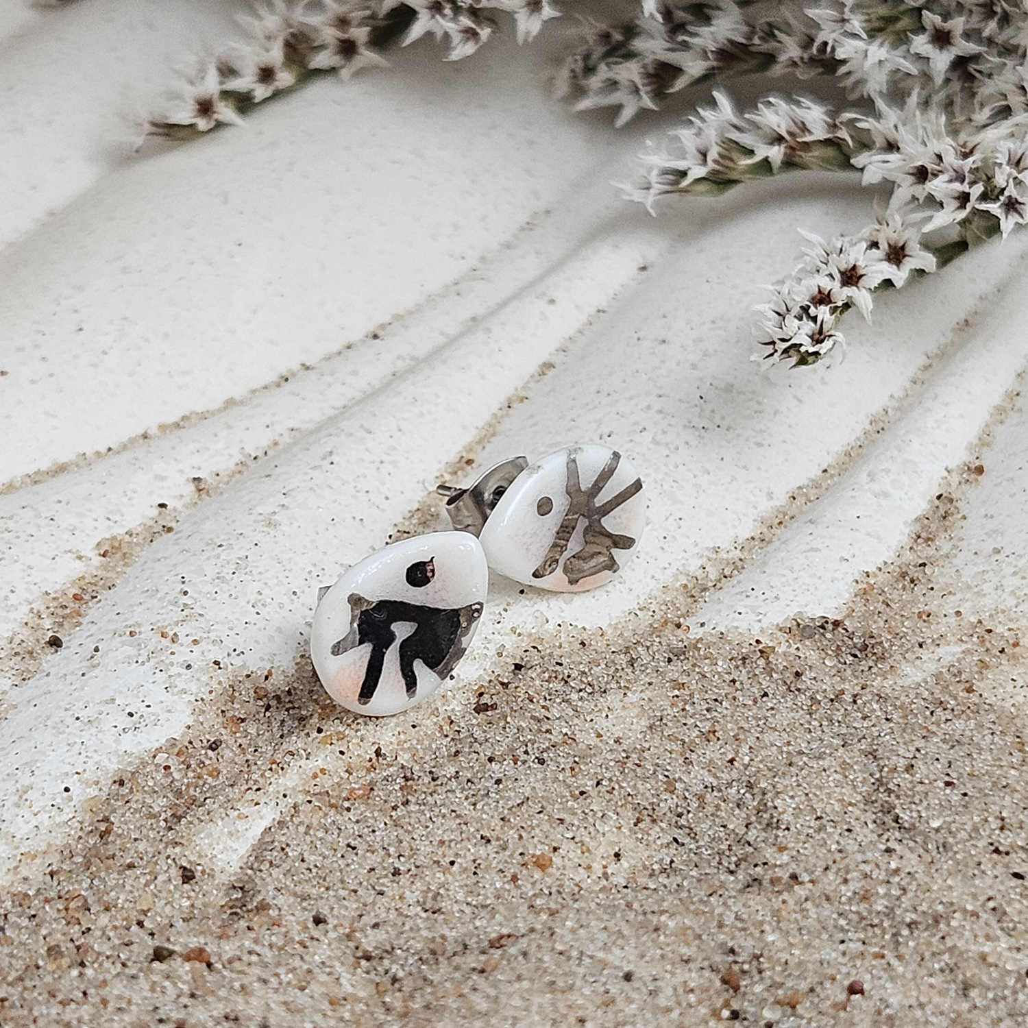 Fine ceramic fine ceramic porcelain hypoallergenic stud designer earrings for sensitive ears - hand-painted artisan shrimps with silver accents (white gold) - obrazek 2