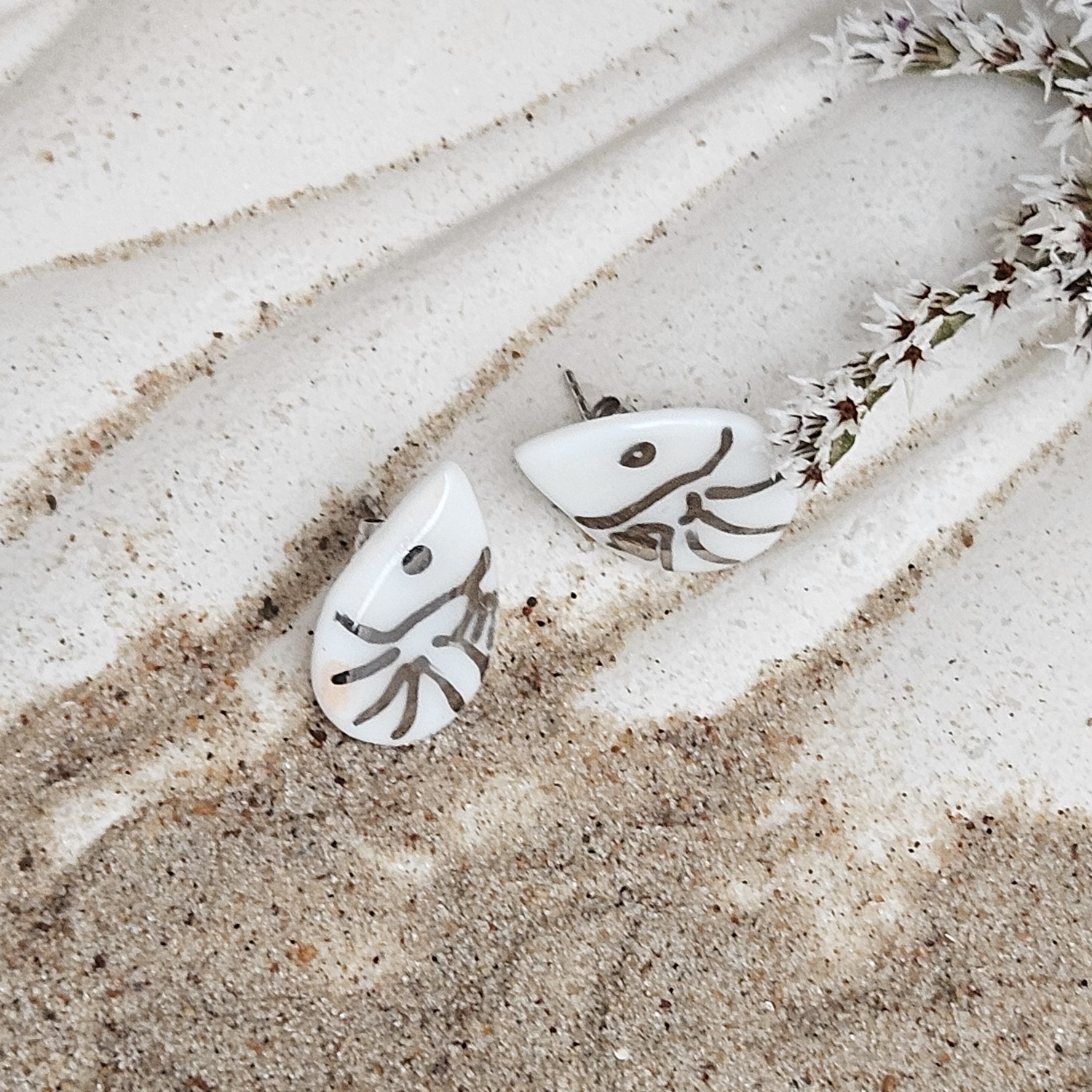 Fine ceramic fine ceramic porcelain hypoallergenic stud designer earrings for sensitive ears - hand-painted artisan shrimps with silver accents (white gold) - obrazek 3
