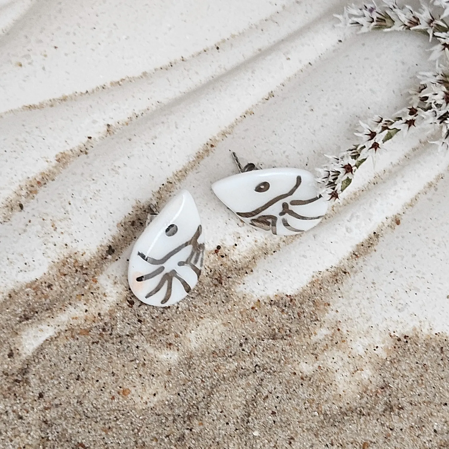 Fine ceramic fine ceramic porcelain hypoallergenic stud designer earrings for sensitive ears - hand-painted artisan shrimps with silver accents (white gold) - Image 3