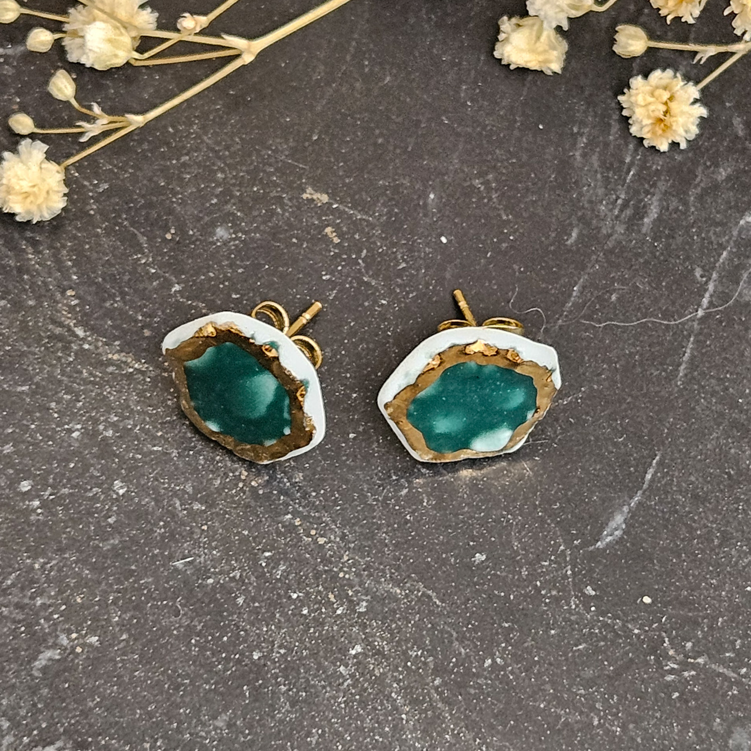 Emerald green fine ceramic porcelain hypoallergenic stud designer earrings for sensitive ears with 22k gold plating - embossed crocheted pattern - obrazek 2