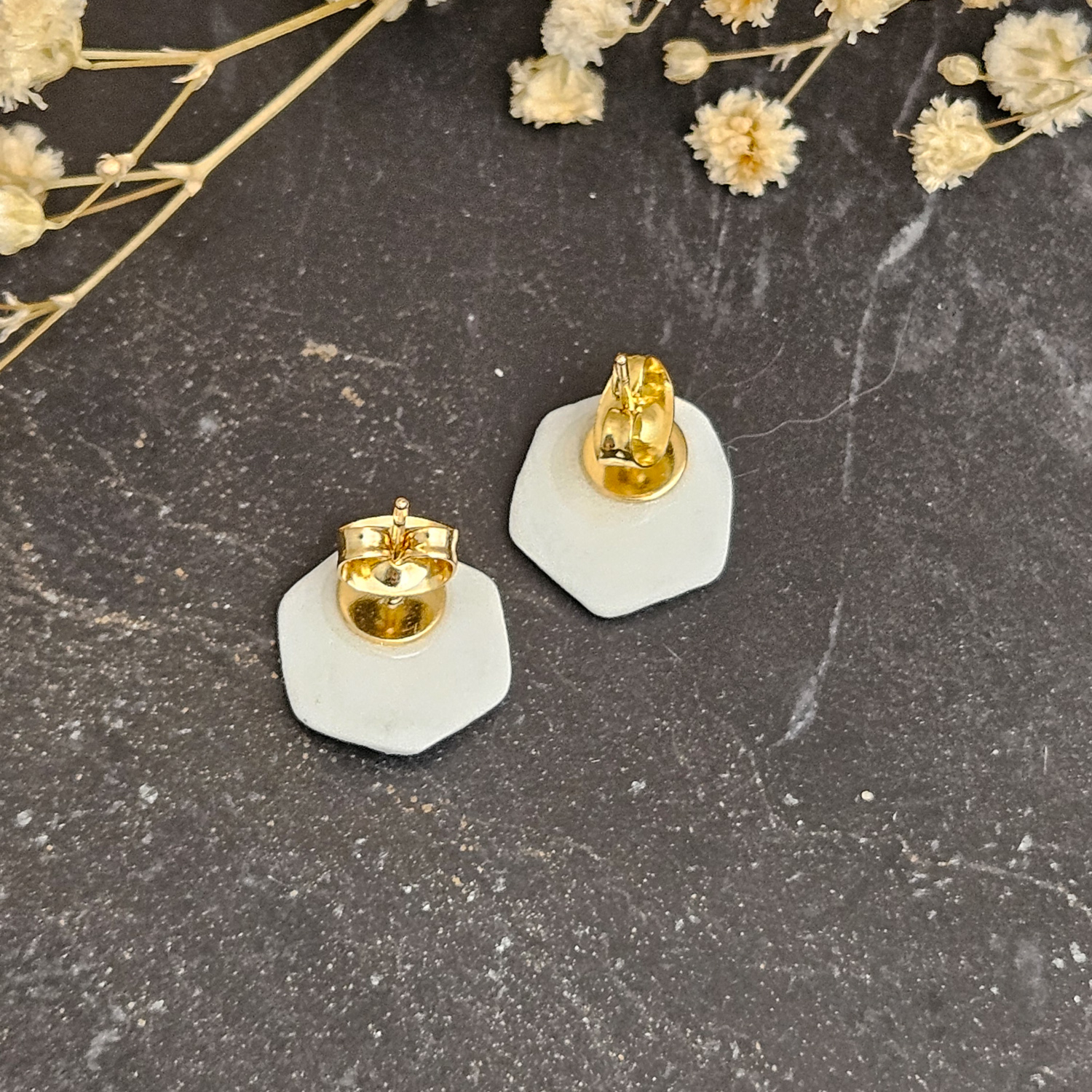 Emerald green fine ceramic porcelain hypoallergenic stud designer earrings for sensitive ears with 22k gold plating - embossed crocheted pattern - obrazek 3