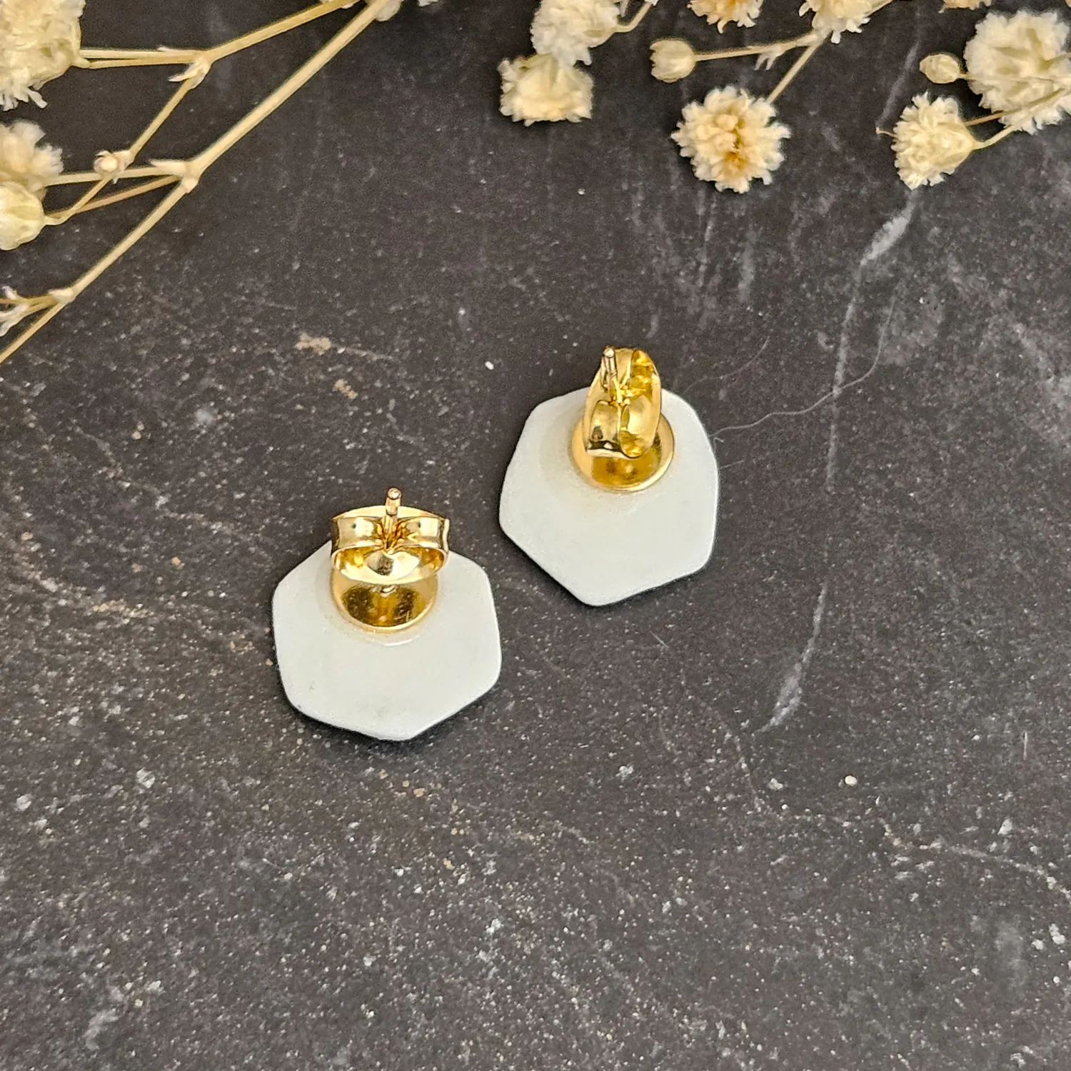 Emerald green fine ceramic porcelain hypoallergenic stud designer earrings for sensitive ears with 22k gold plating - embossed crocheted pattern - Image 3