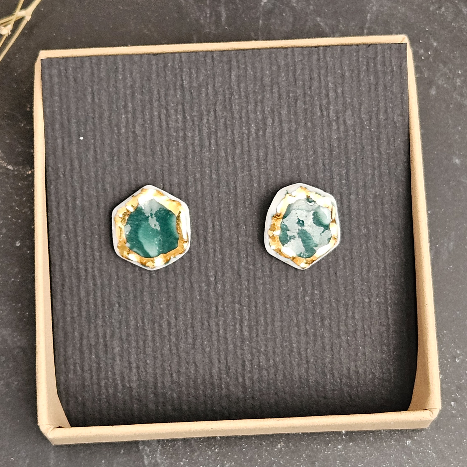 Emerald green fine ceramic porcelain hypoallergenic stud designer earrings for sensitive ears with 22k gold plating - embossed crocheted pattern - obrazek 4