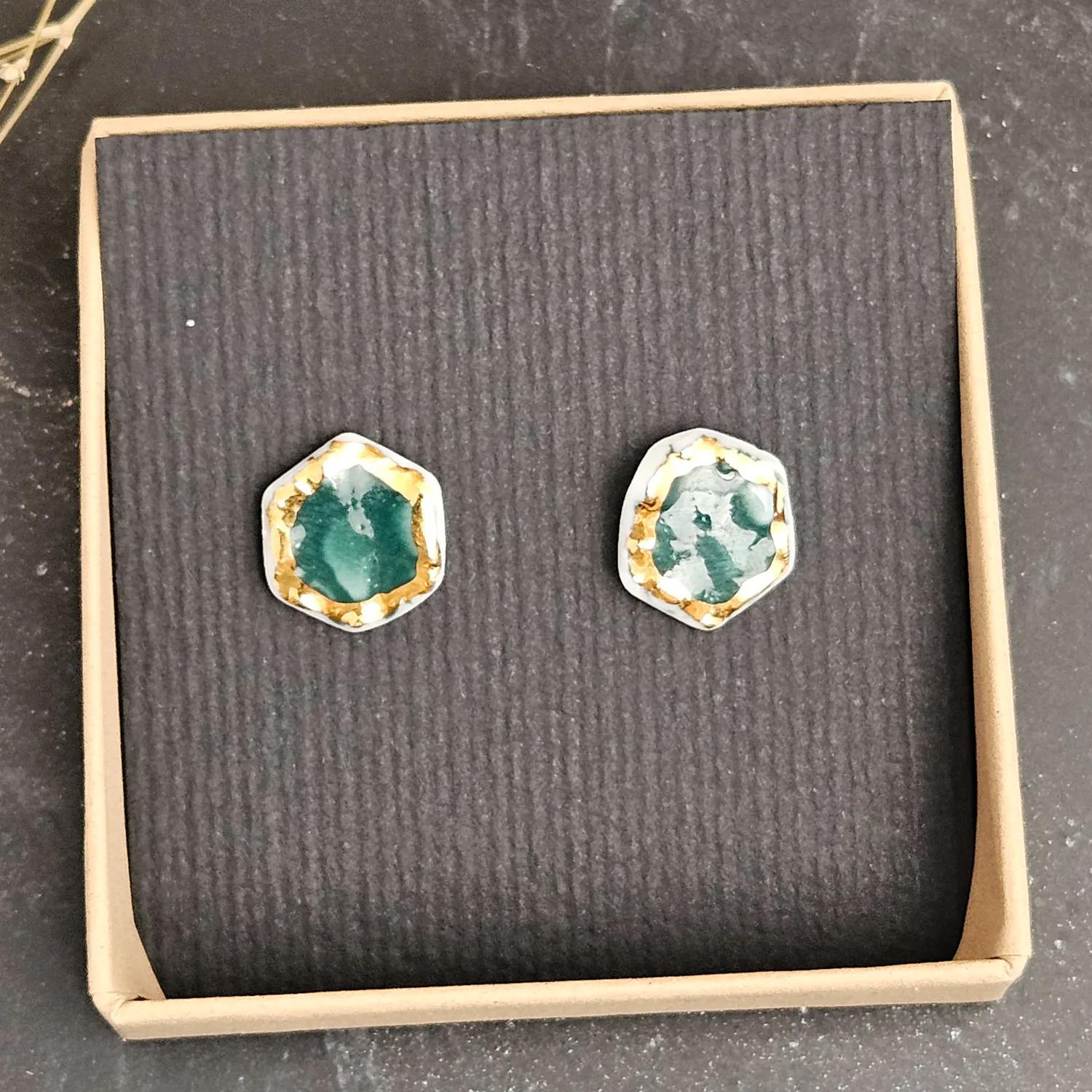 Emerald green fine ceramic porcelain hypoallergenic stud designer earrings for sensitive ears with 22k gold plating - embossed crocheted pattern - Image 4