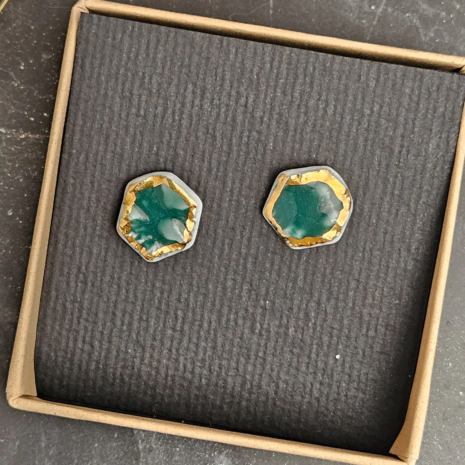 Emerald green fine ceramic porcelain hypoallergenic stud designer earrings for sensitive ears with 22k gold plating - embossed crocheted pattern - Image 4