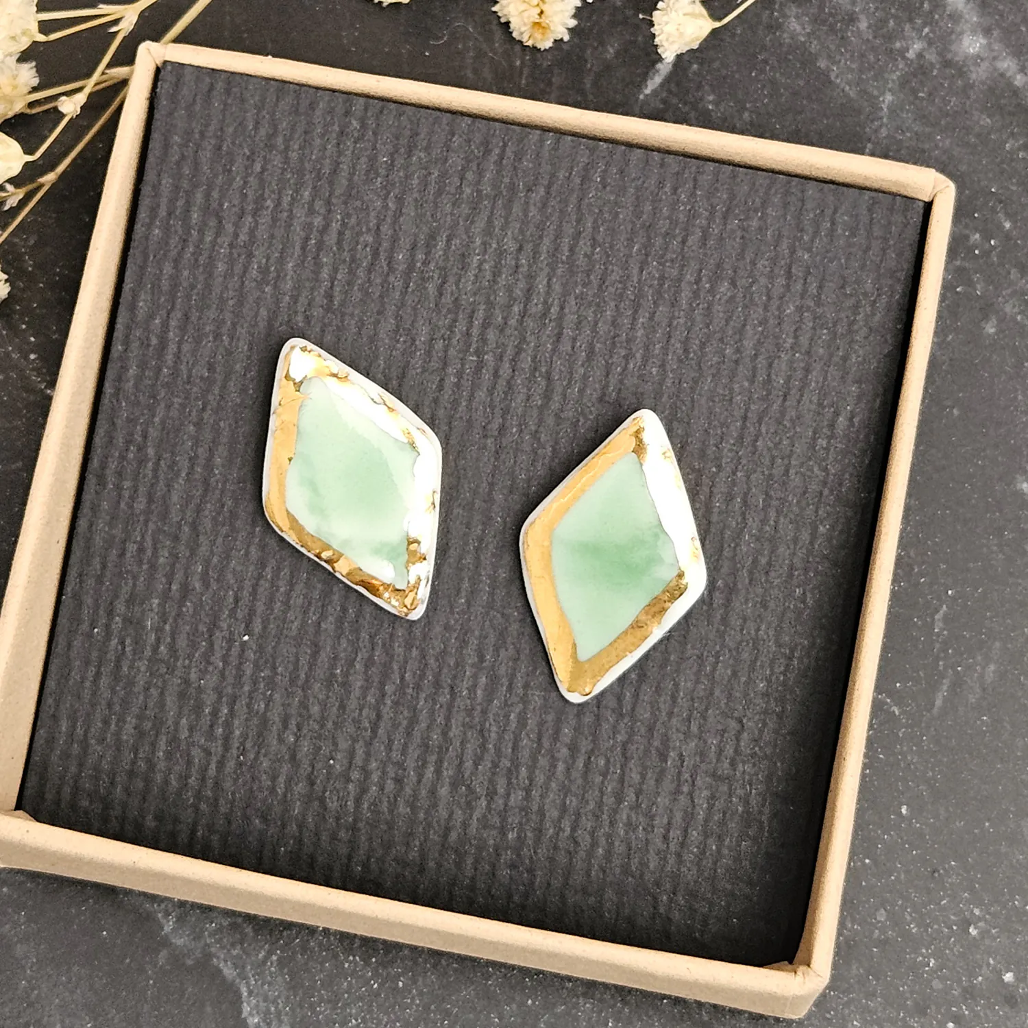 Emerald green fine ceramic porcelain hypoallergenic stud designer earrings for sensitive ears with 22k gold plating - embossed crocheted pattern - Image 4