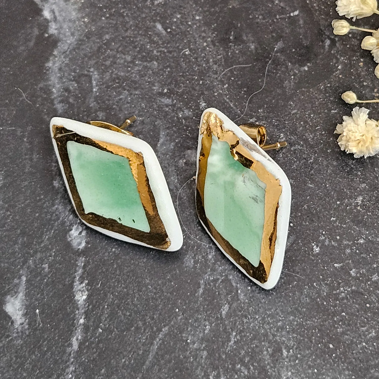 Emerald green fine ceramic porcelain hypoallergenic stud designer earrings for sensitive ears with 22k gold plating - embossed crocheted pattern - Image 2