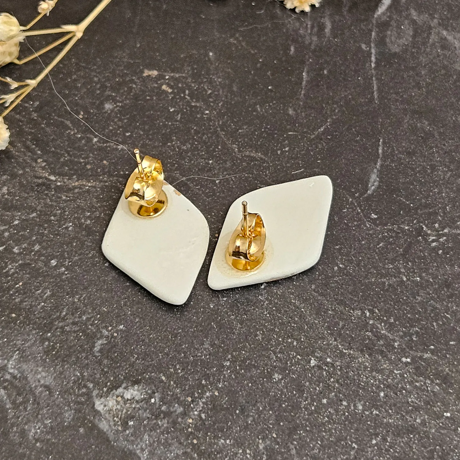Emerald green fine ceramic porcelain hypoallergenic stud designer earrings for sensitive ears with 22k gold plating - embossed crocheted pattern - Image 3