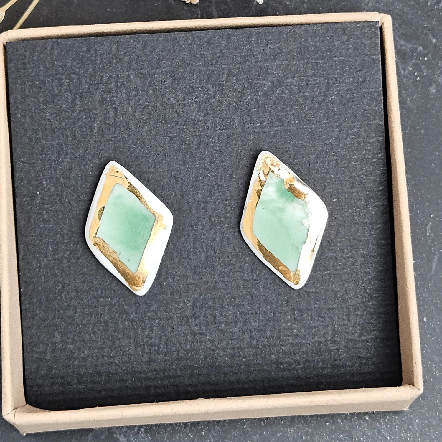 Emerald green fine ceramic porcelain hypoallergenic stud designer earrings for sensitive ears with 22k gold plating - embossed crocheted pattern - Image 4