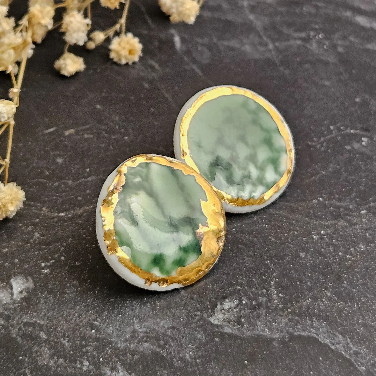 Emerald green fine ceramic porcelain hypoallergenic stud designer earrings for sensitive ears with 22k gold plating - embossed crocheted pattern - Image 2