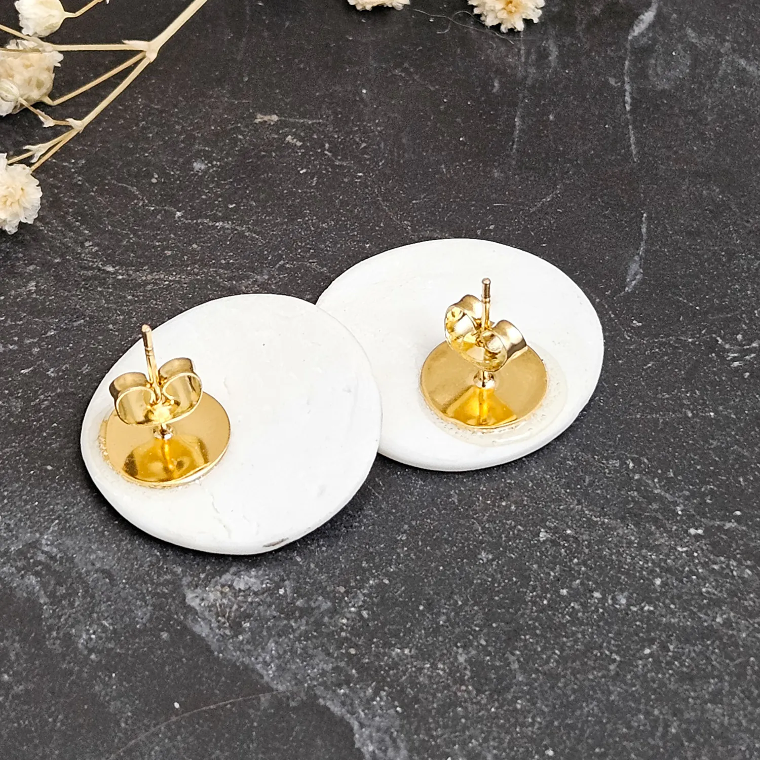 Emerald green fine ceramic porcelain hypoallergenic stud designer earrings for sensitive ears with 22k gold plating - embossed crocheted pattern - Image 3