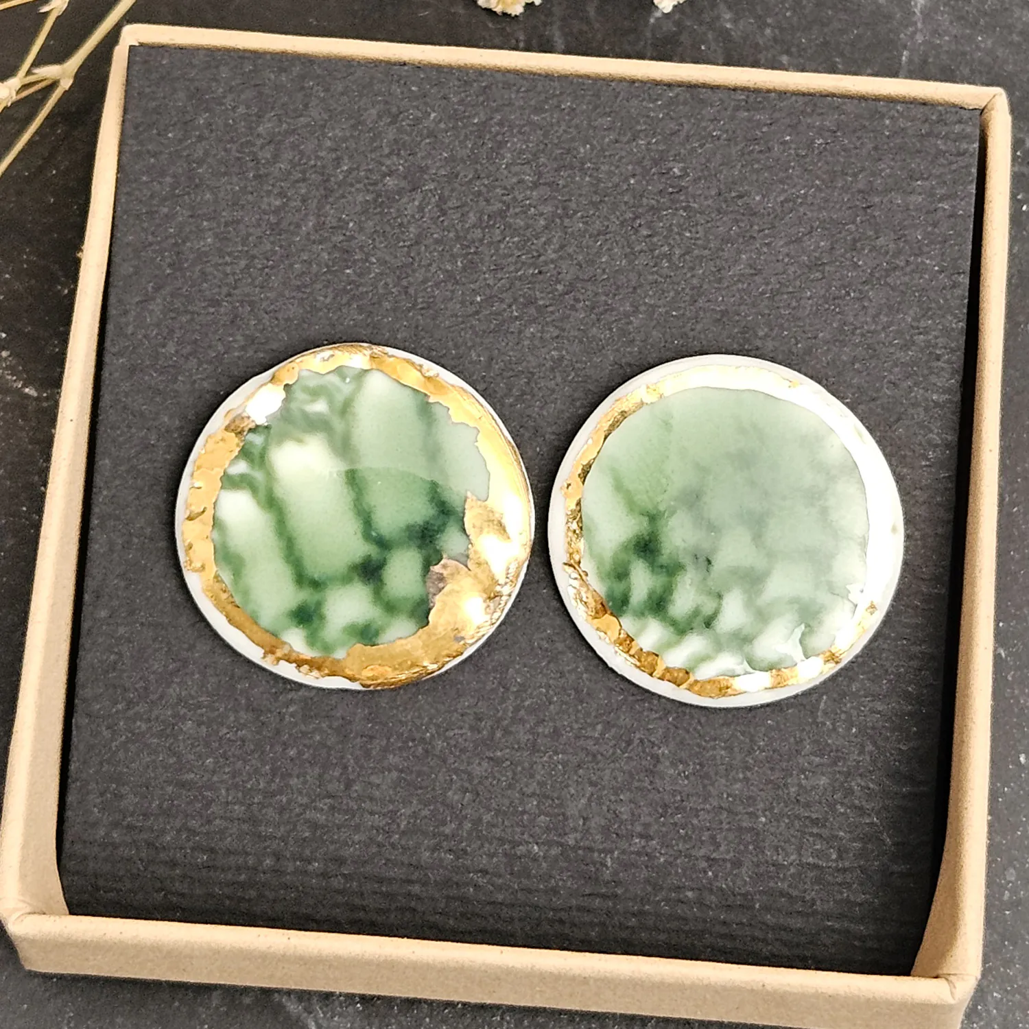 Emerald green fine ceramic porcelain hypoallergenic stud designer earrings for sensitive ears with 22k gold plating - embossed crocheted pattern - Image 4