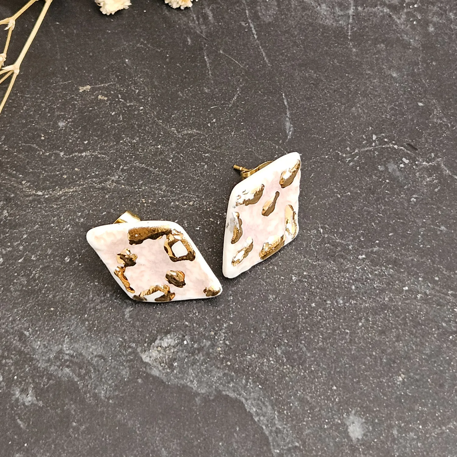 Rose pink fine ceramic porcelain hypoallergenic stud designer earrings for sensitive ears with 22k gold plating - embossed crocheted pattern - Image 2
