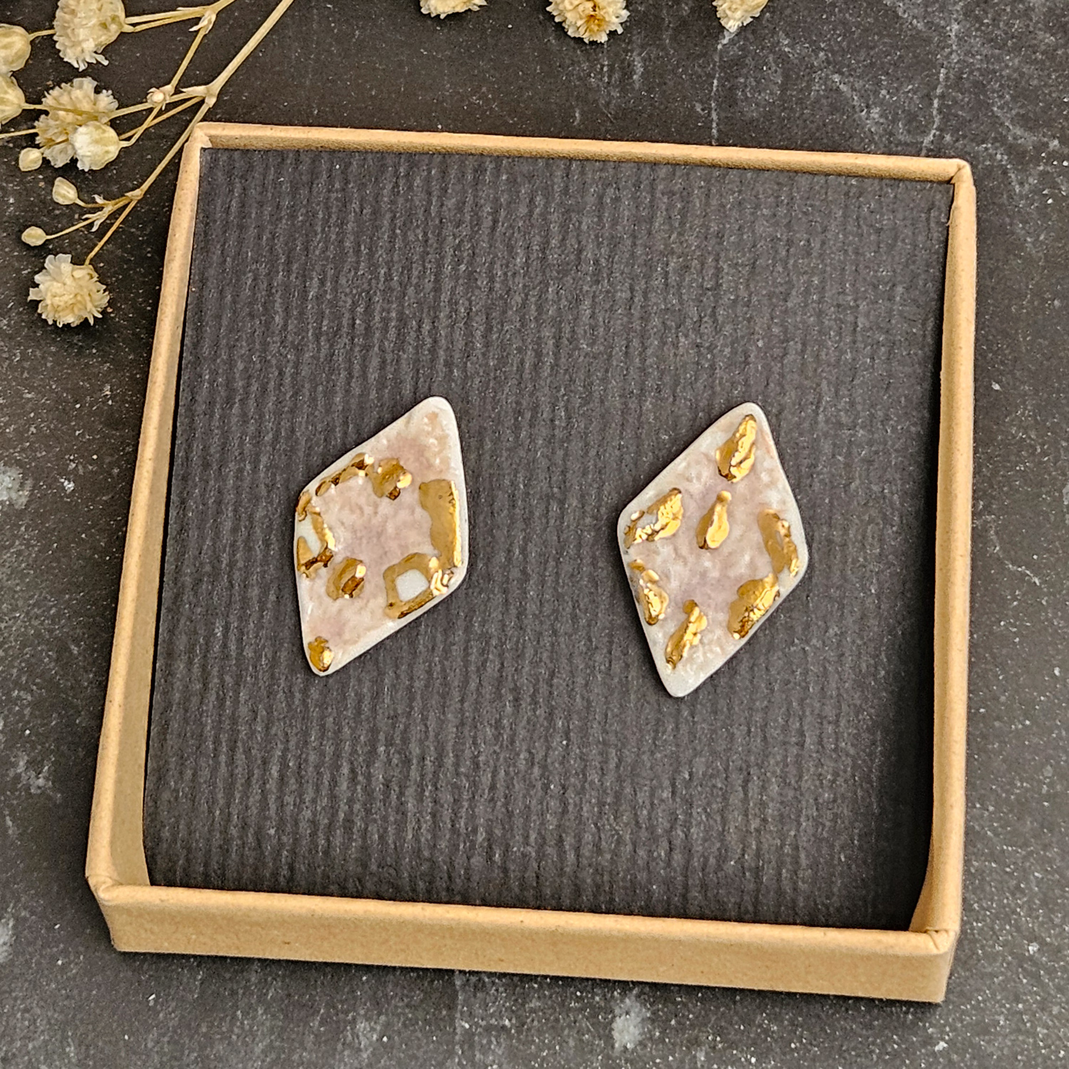 Rose pink fine ceramic porcelain hypoallergenic stud designer earrings for sensitive ears with 22k gold plating - embossed crocheted pattern - obrazek 4